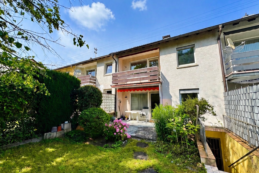 Steinbach: Attraktives Reihenmittelhaus mit tollem Schnitt sucht renovierungsfreudige Familie! - Reihenhaus Steinbach | Angebot:27195276